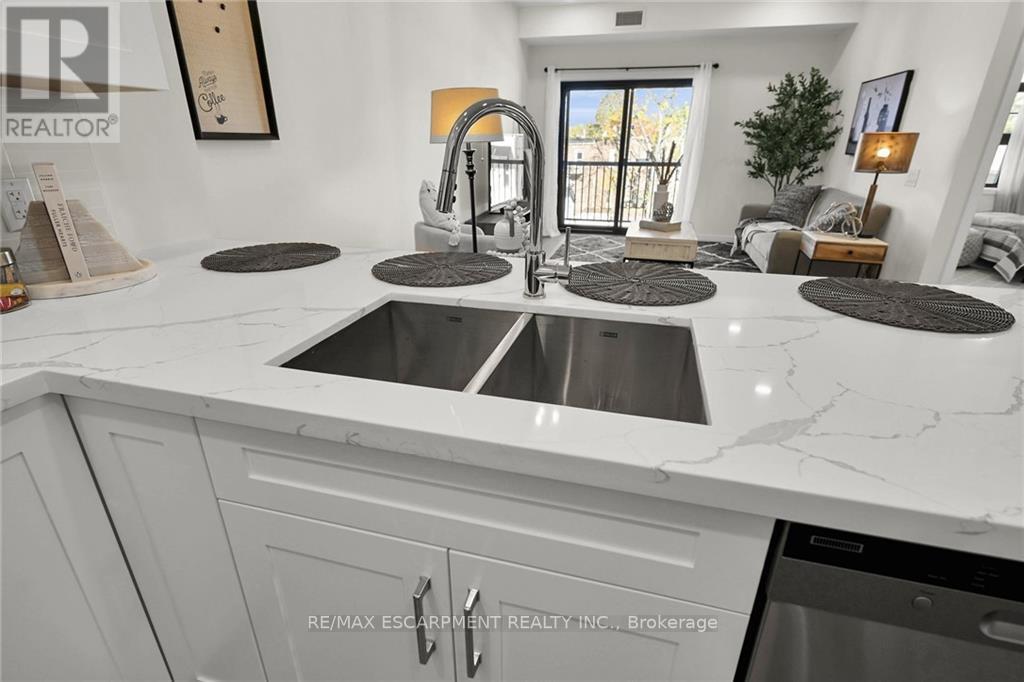 #202 -15 TALBOT ST W, #202