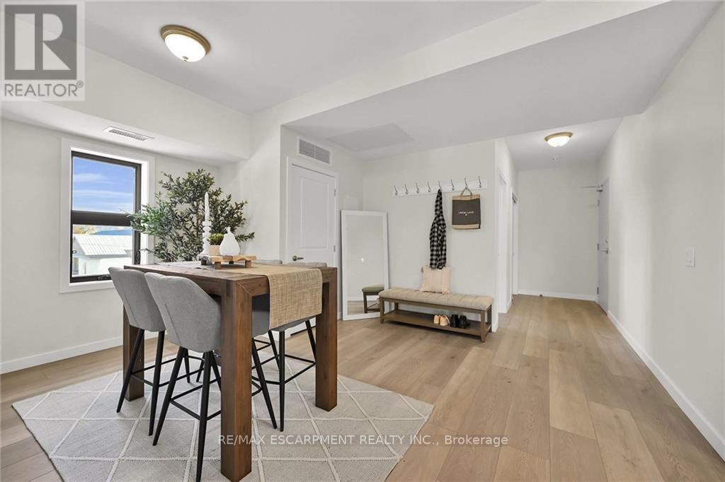 #202 -15 TALBOT ST W, #202