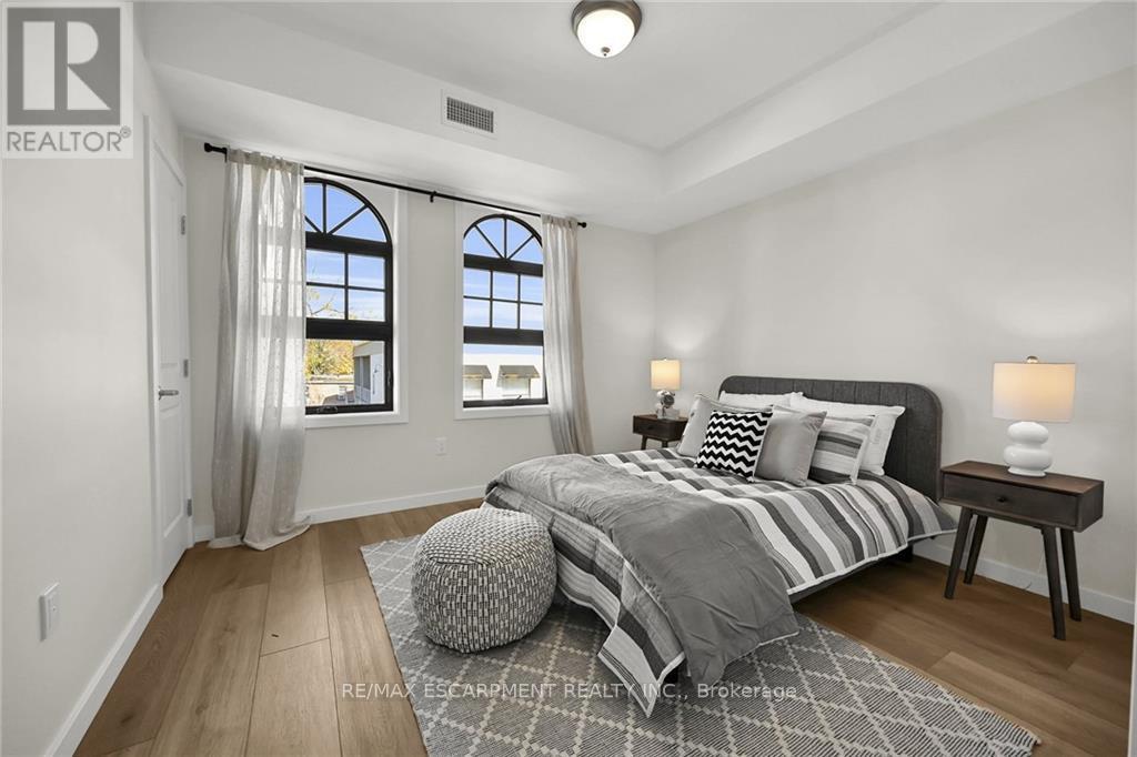 #202 -15 TALBOT ST W, #202