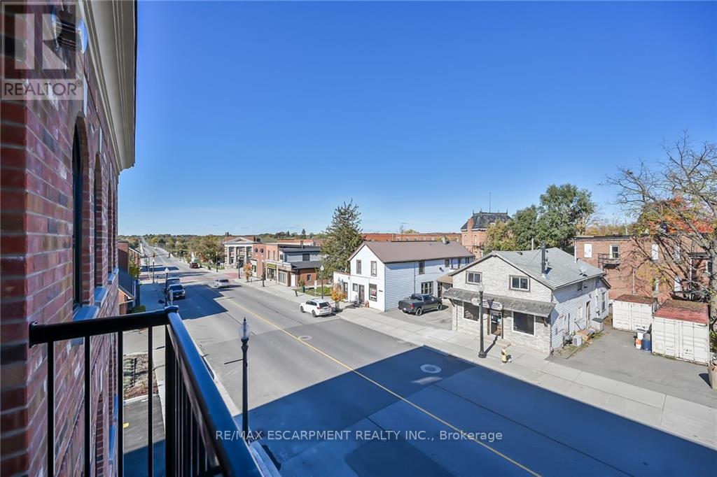 #202 -15 TALBOT ST W, #202