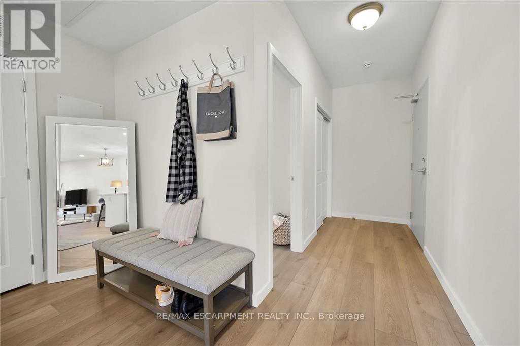 #202 -15 TALBOT ST W, #202