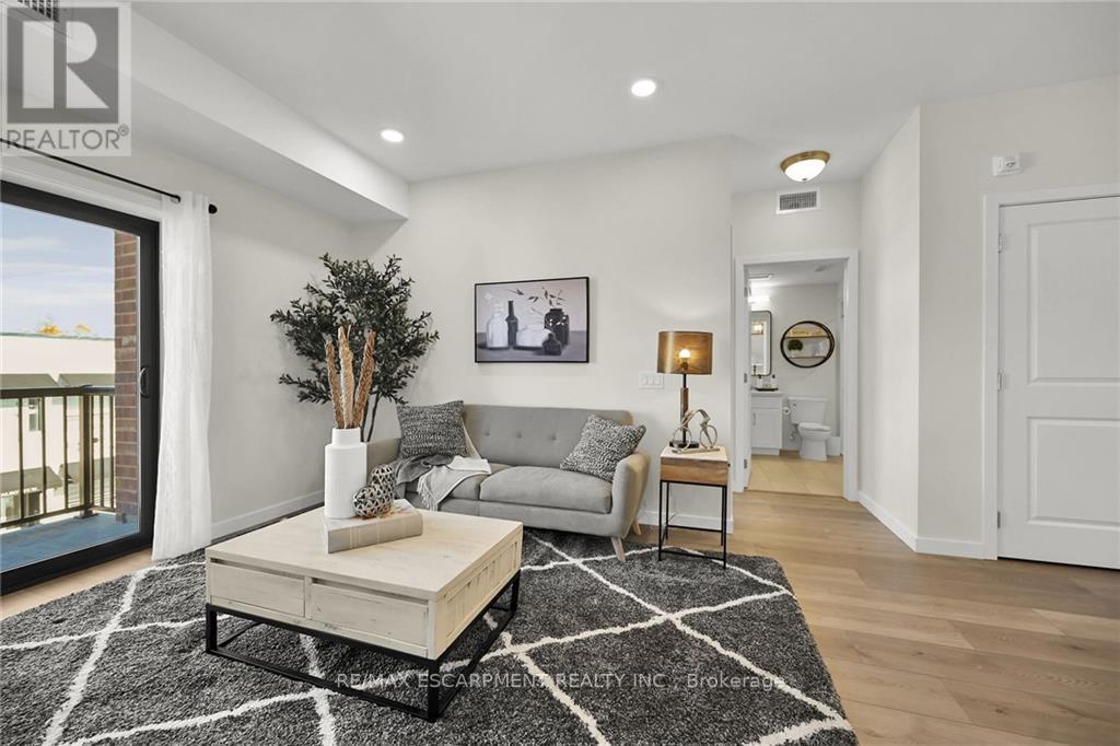 #202 -15 TALBOT ST W, #202