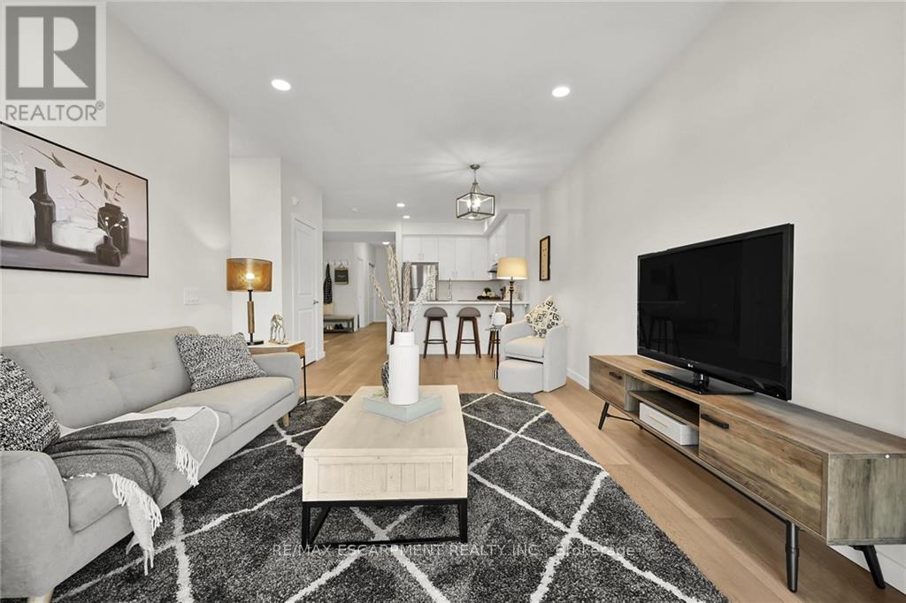 #202 -15 TALBOT ST W, #202