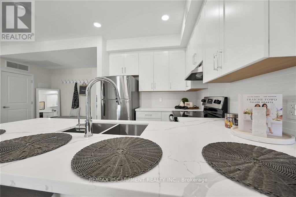 #202 -15 TALBOT ST W, #202