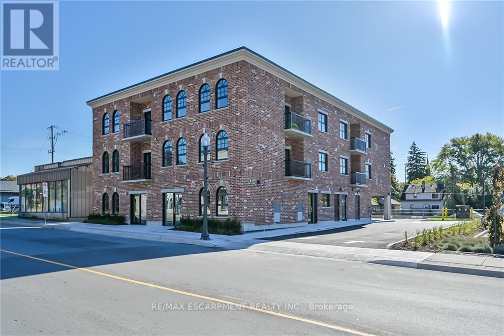 #202 -15 TALBOT ST W, #202