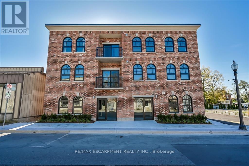 #202 -15 TALBOT ST W, #202