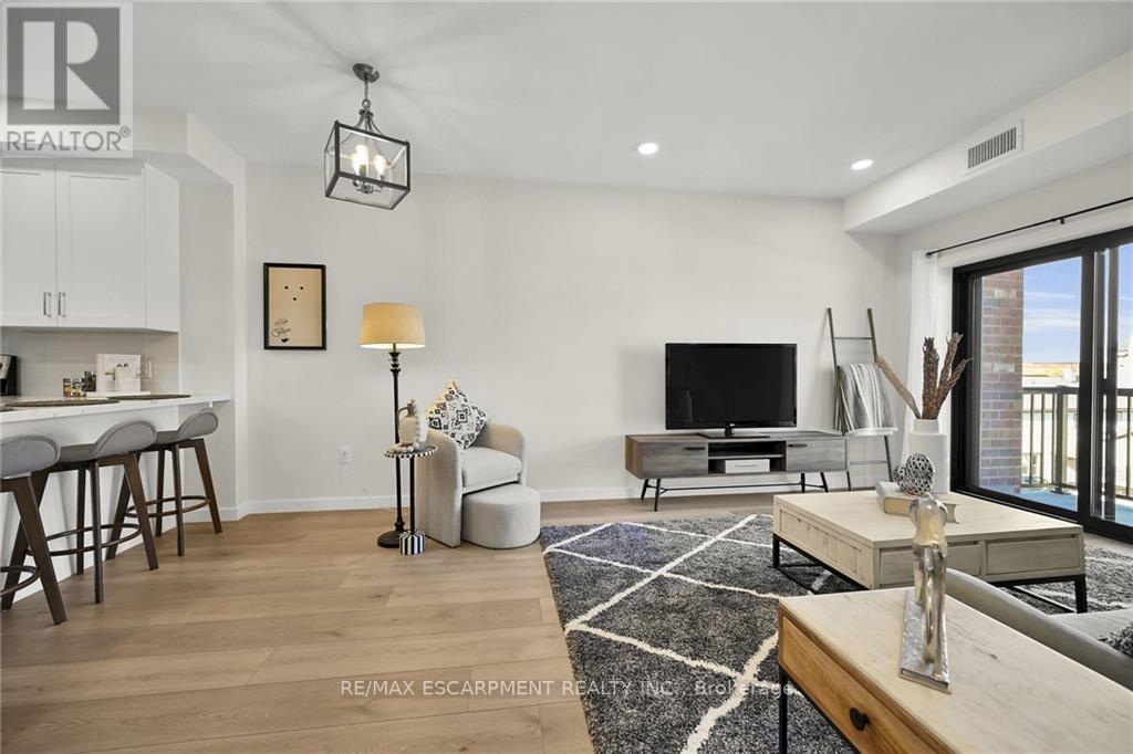#202 -15 TALBOT ST W, #202