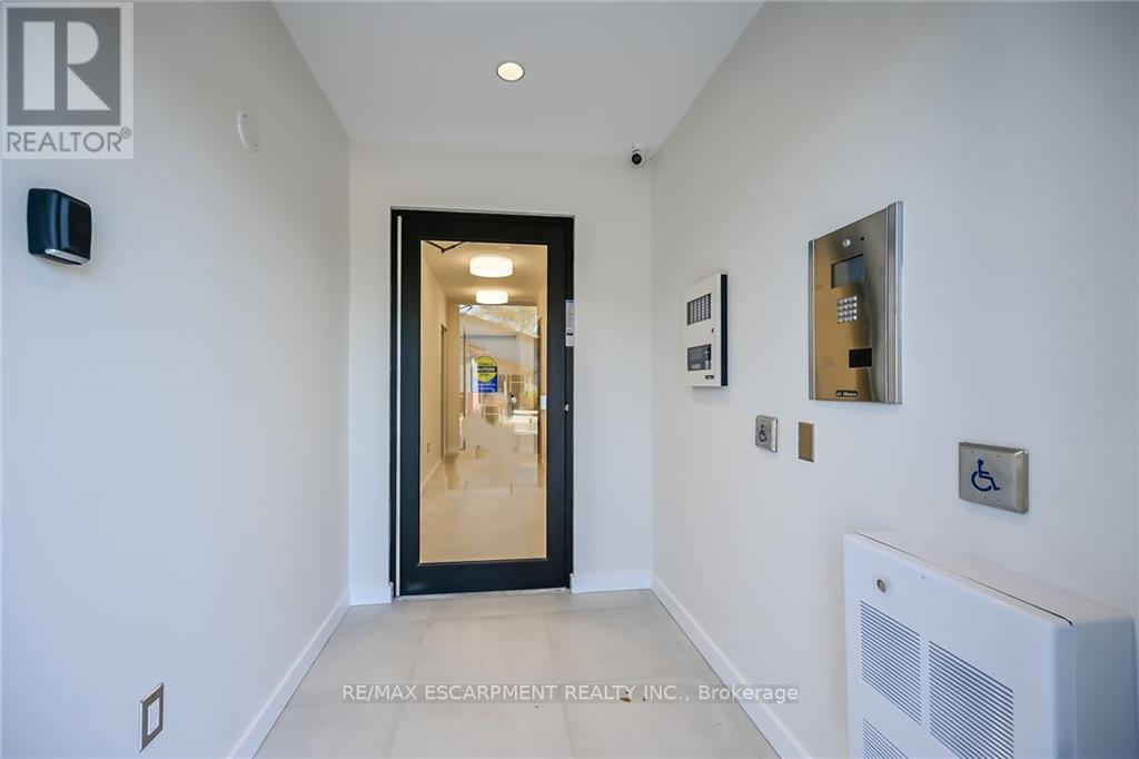 #202 -15 TALBOT ST W, #202