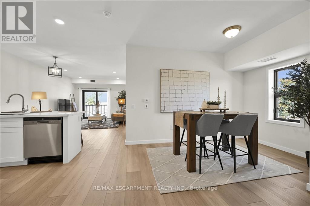 #202 -15 TALBOT ST W, #202