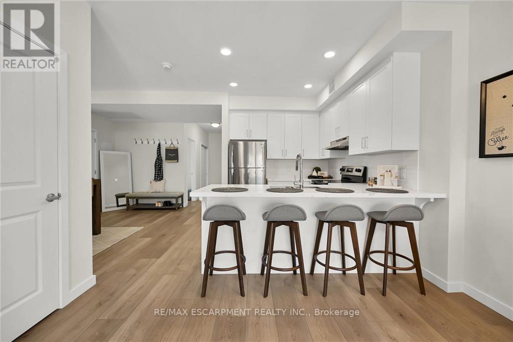 #202 -15 TALBOT ST W, #202