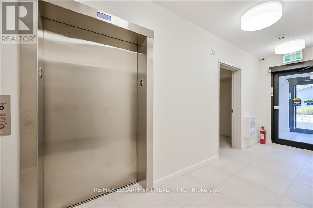 #303 -15 TALBOT ST W, #303