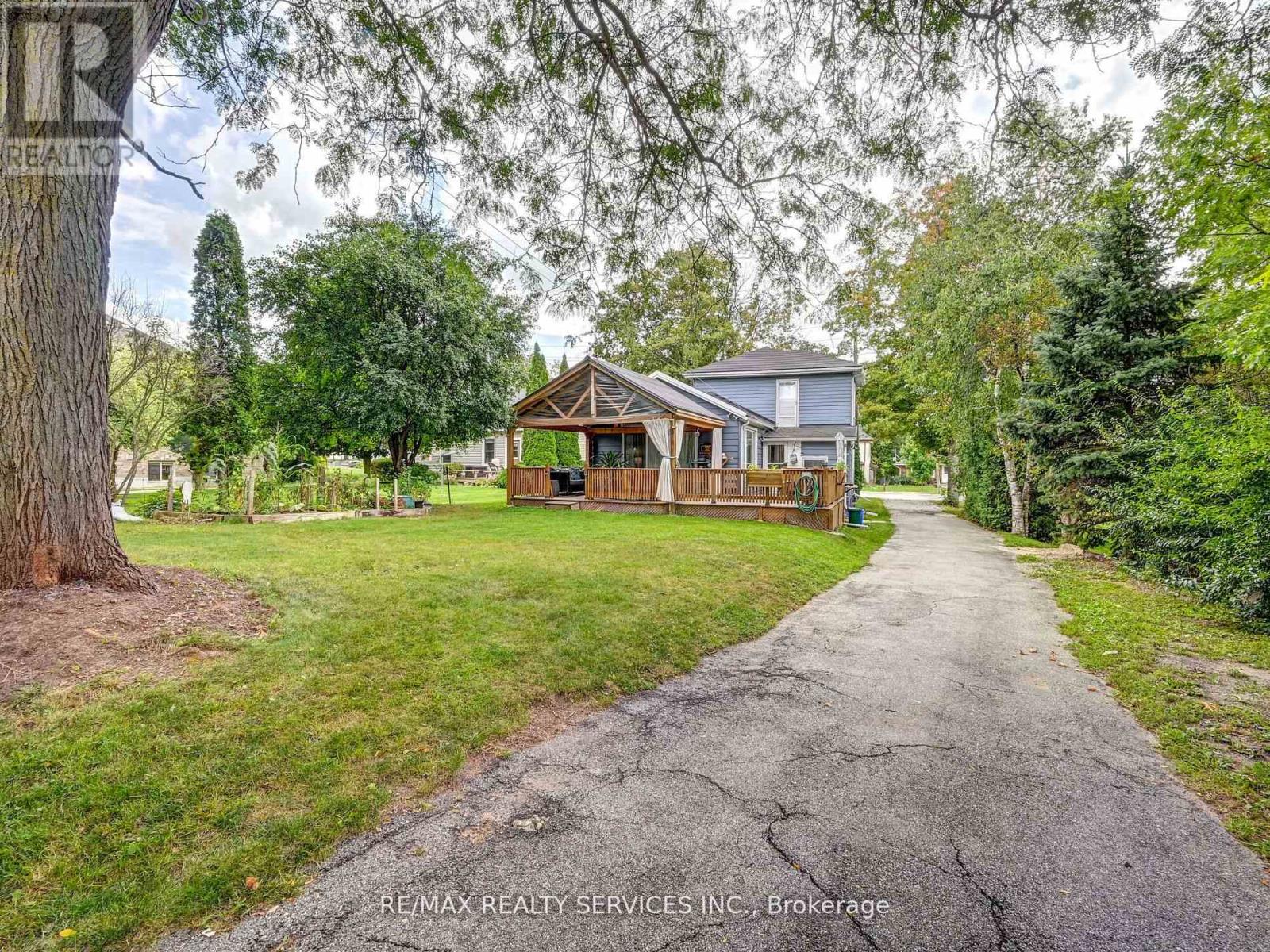 21 BADENOCH ST