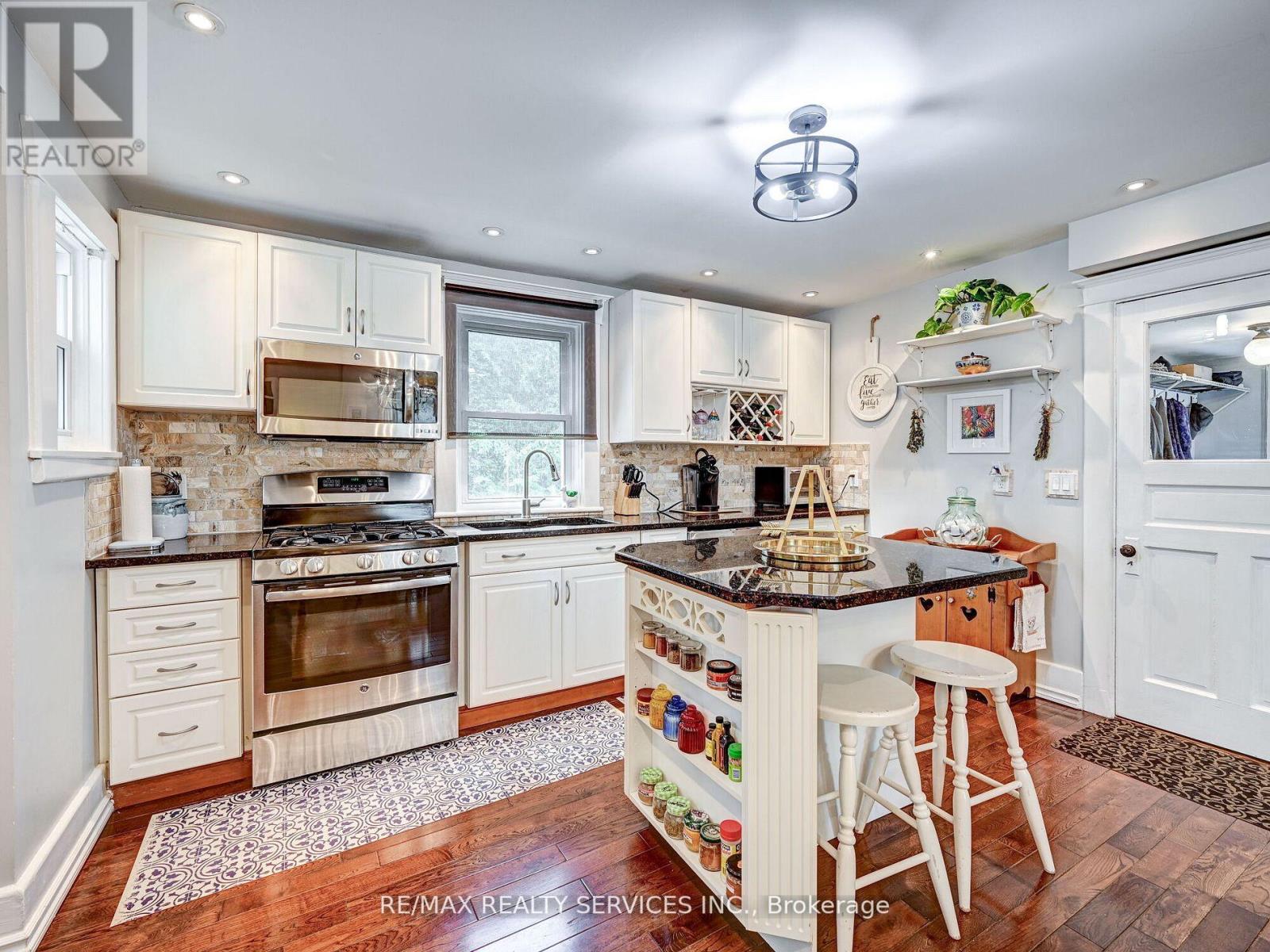 21 BADENOCH ST