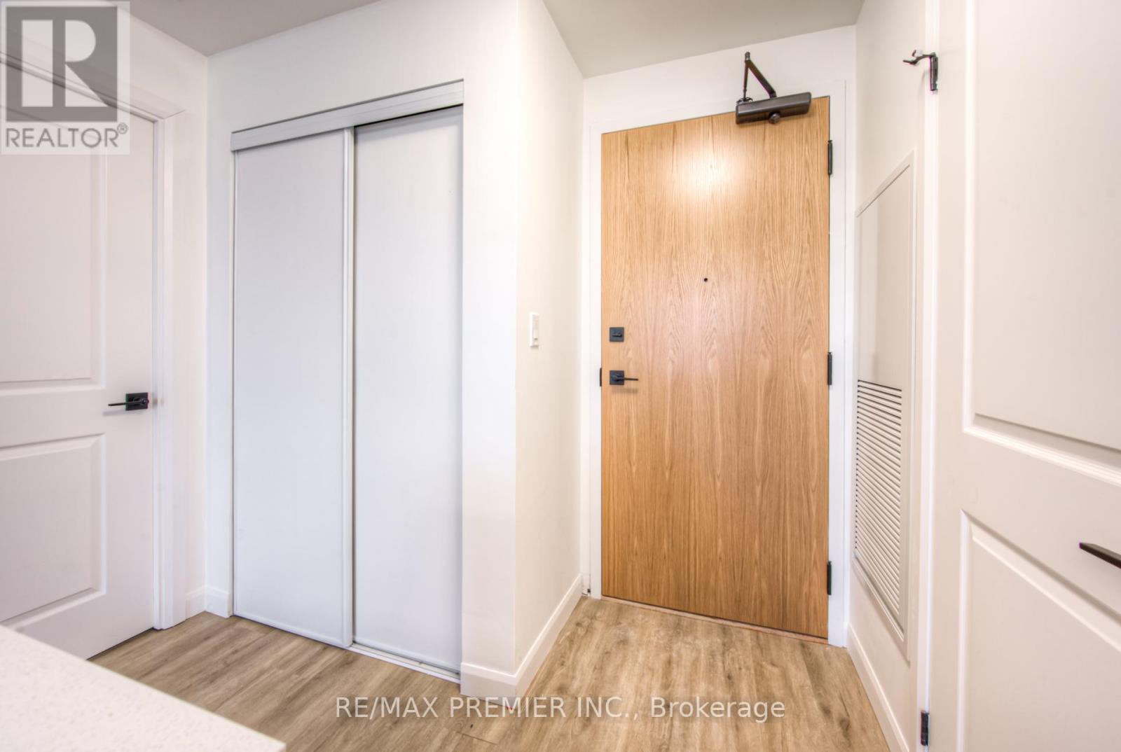 #210 -7 ERIE AVE N, #210