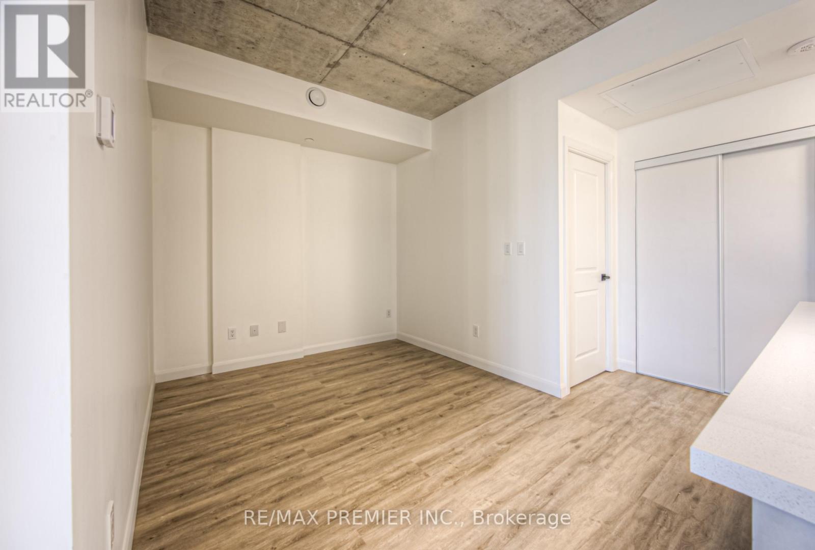 #210 -7 ERIE AVE N, #210