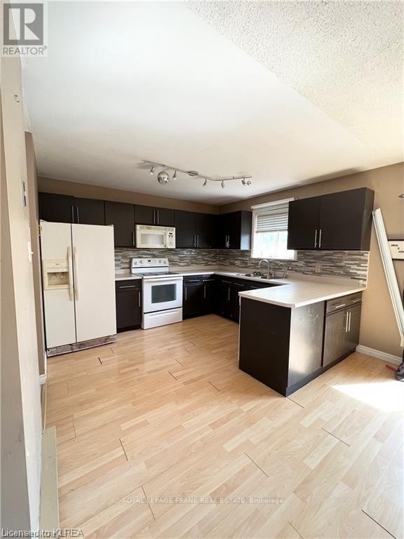 #26 -115 MARY ST W, #26