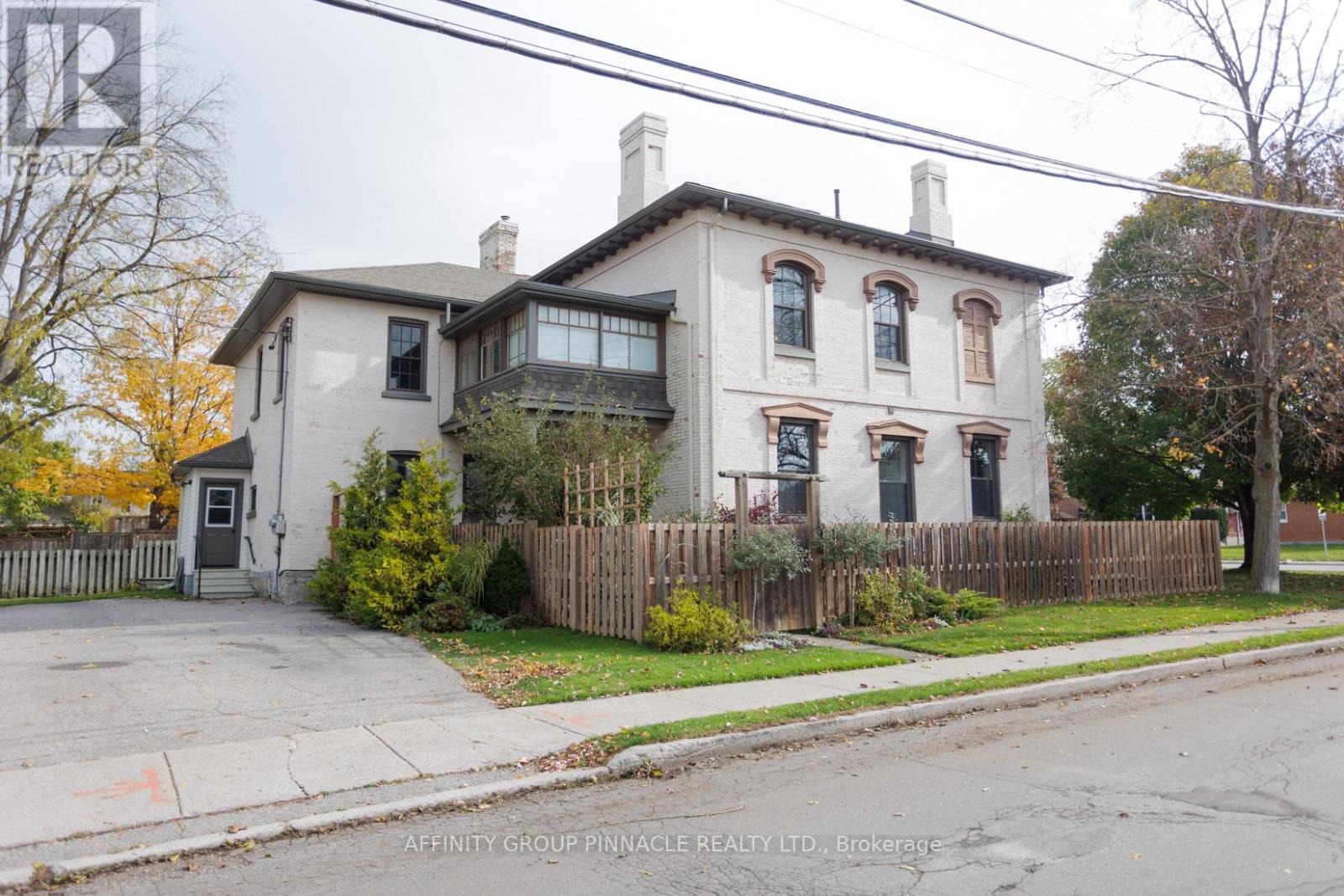 12 RUSSELL ST E