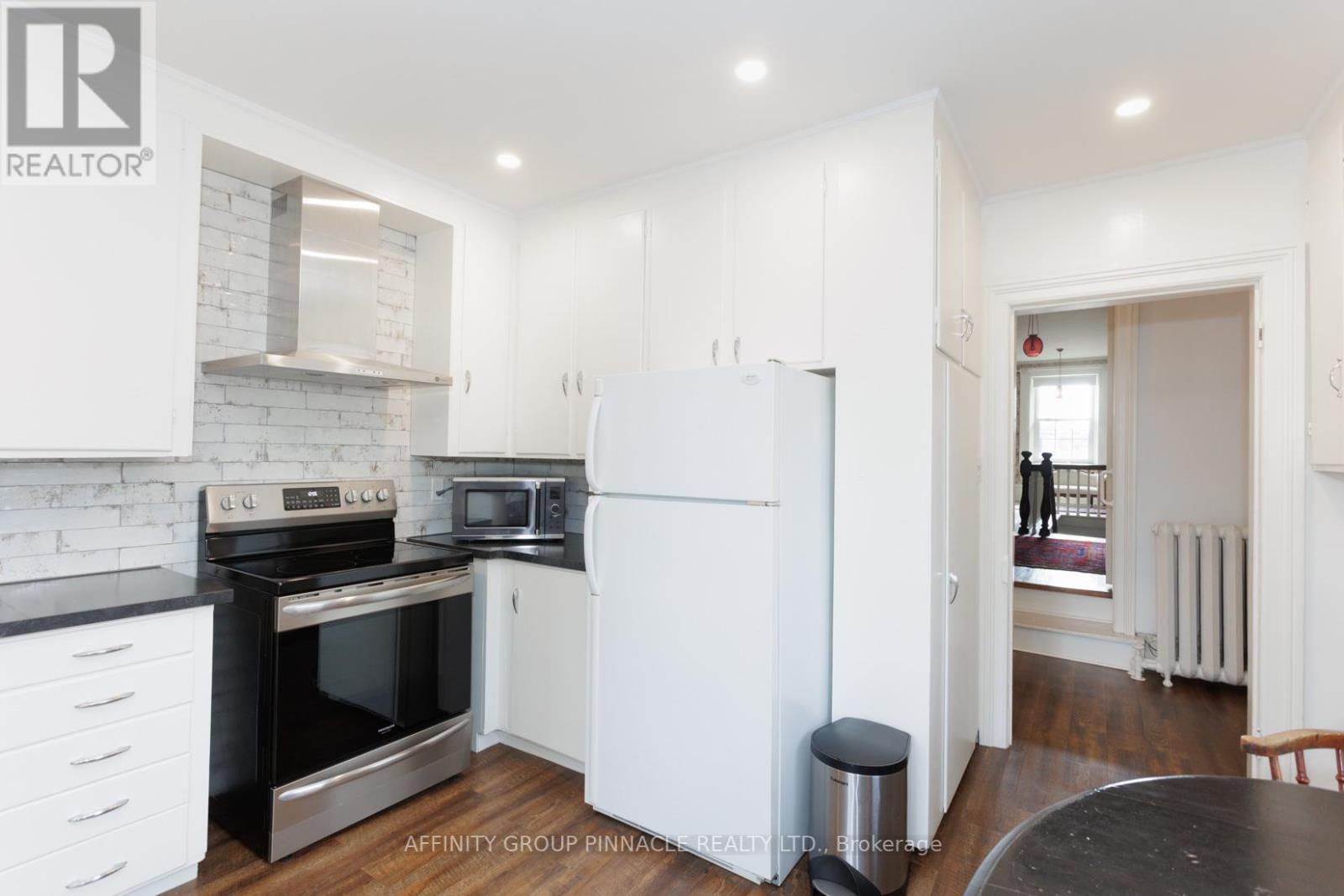 12 RUSSELL ST E