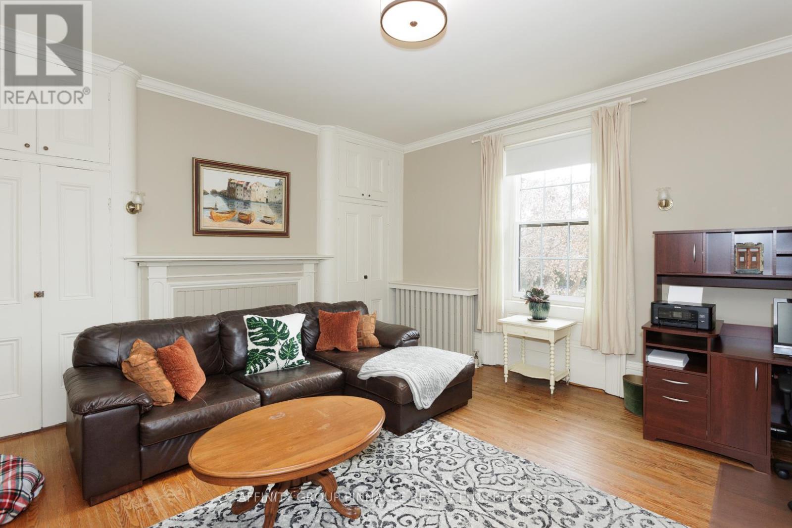 12 RUSSELL ST E