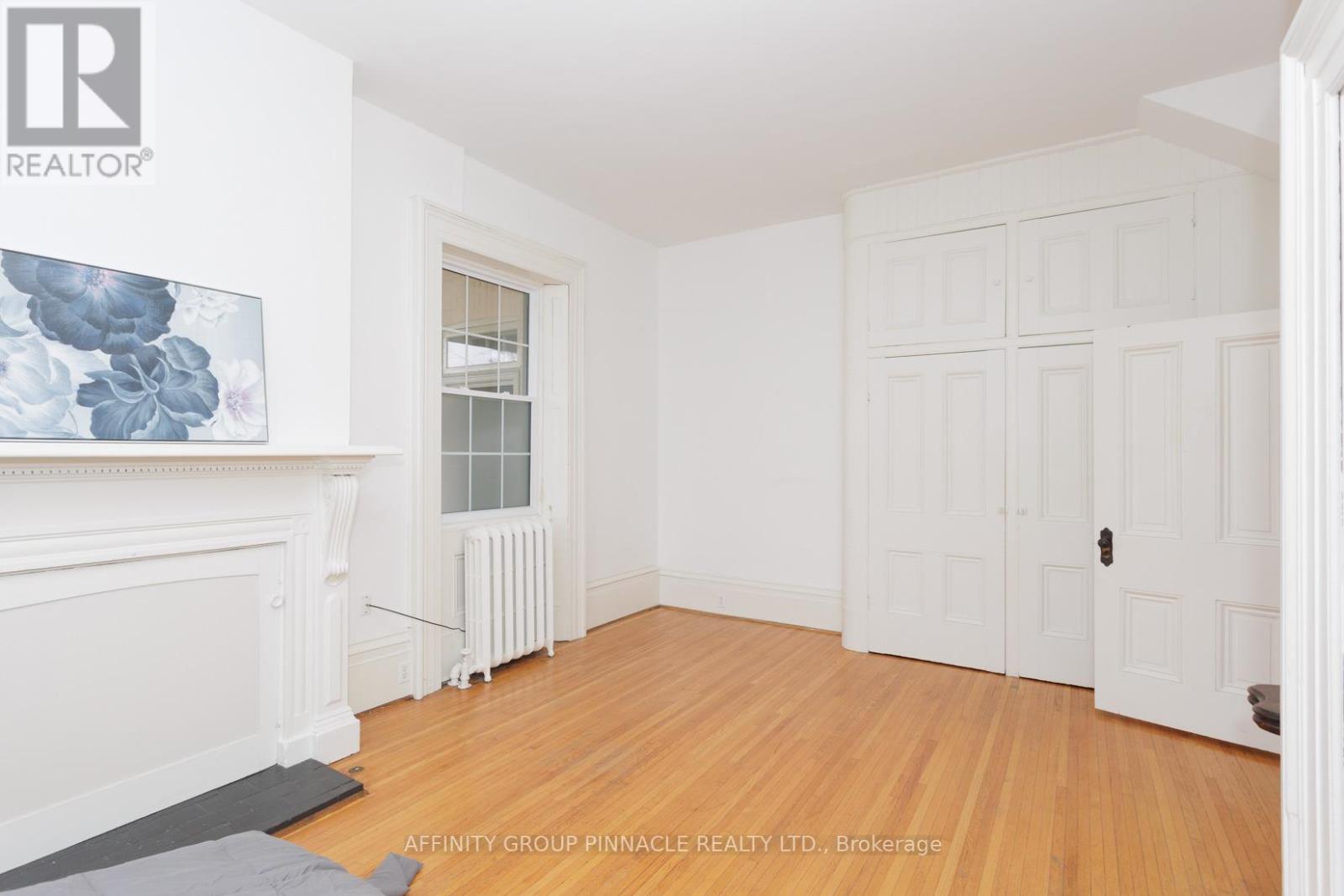 12 RUSSELL ST E
