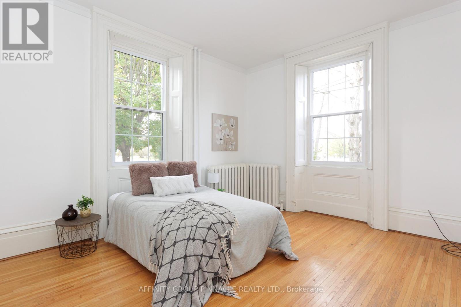 12 RUSSELL ST E