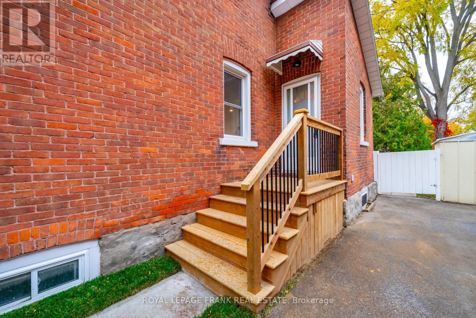 118 GLENELG ST W