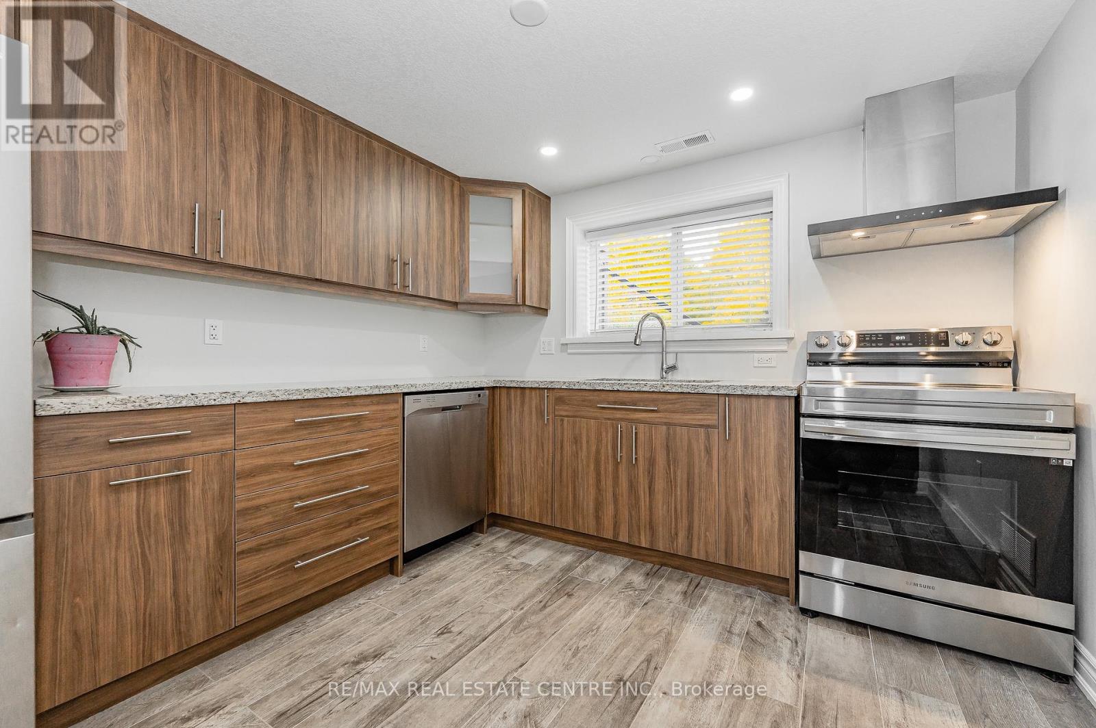 18 SUMMERSIDE CRES