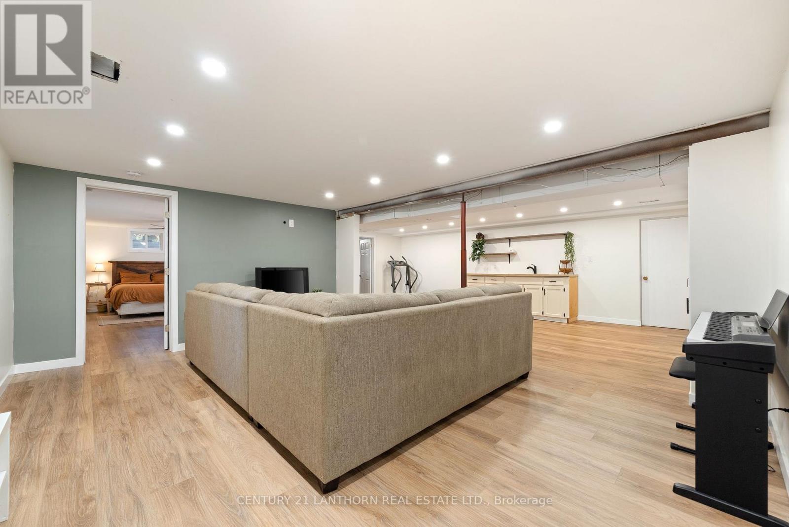 270 ST. LAWRENCE ST E