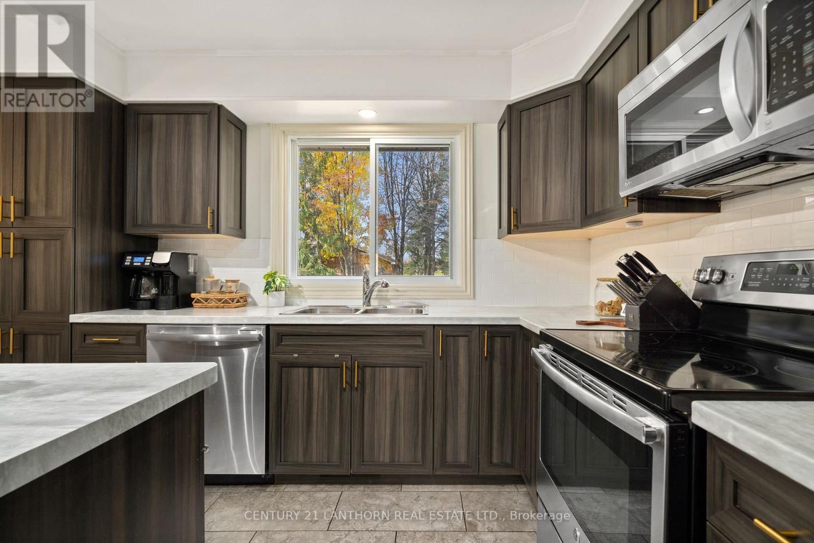 270 ST. LAWRENCE ST E