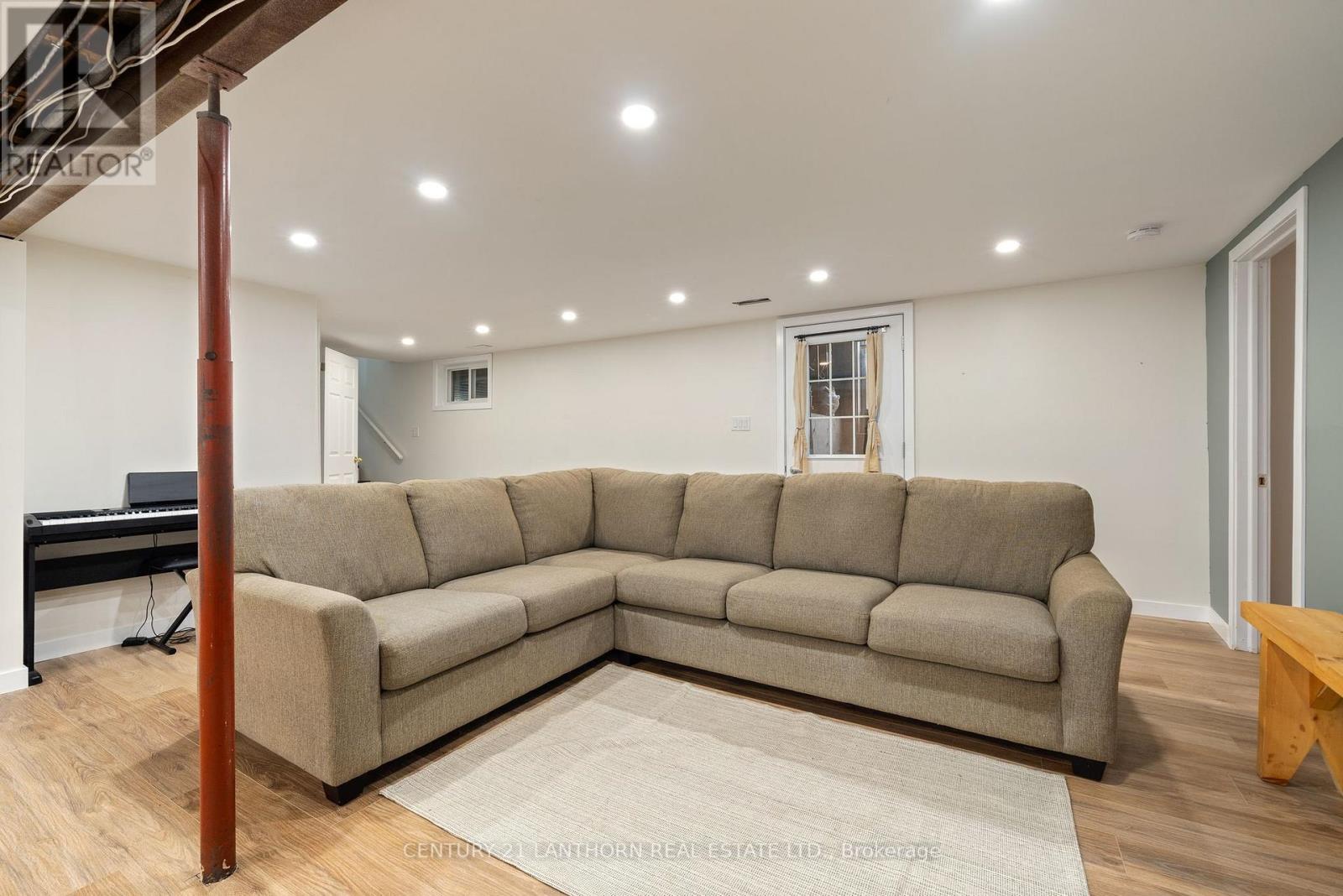 270 ST. LAWRENCE ST E