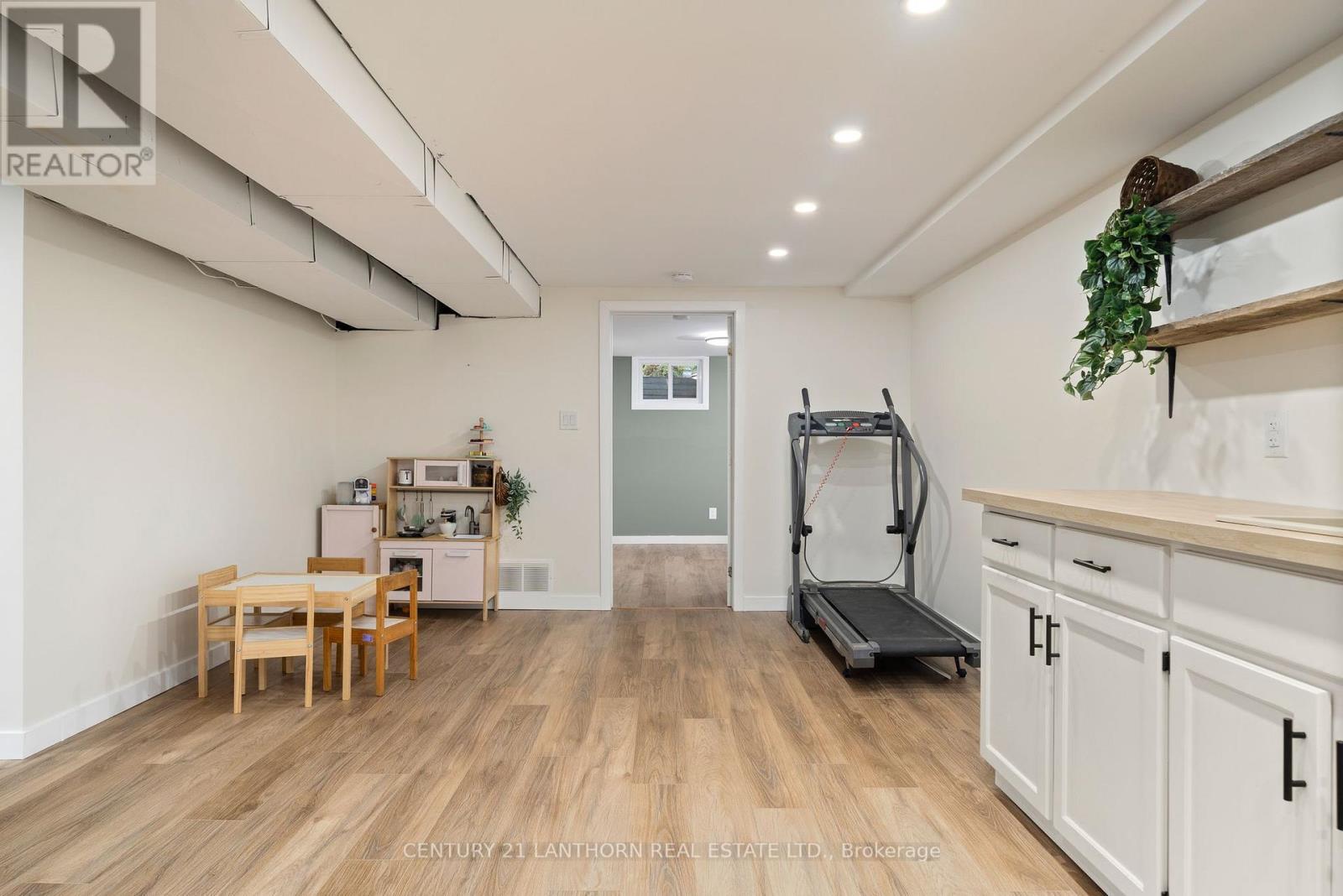 270 ST. LAWRENCE ST E