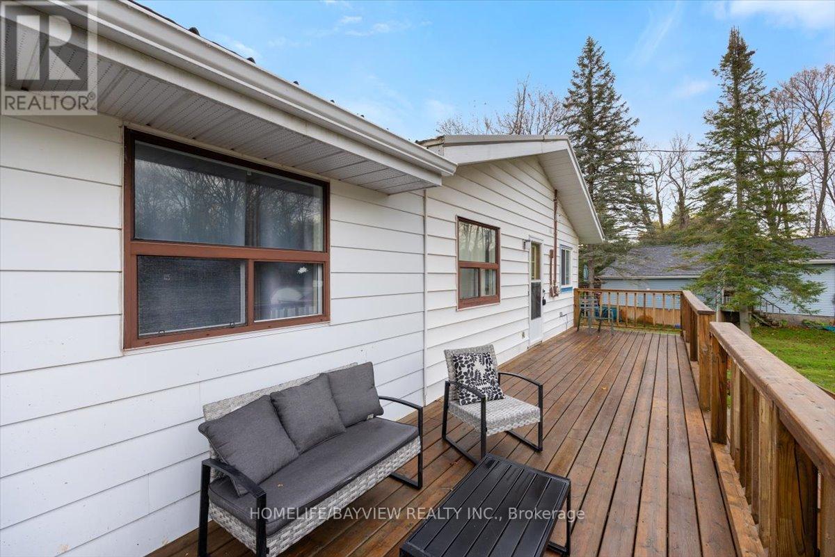 206 LAKESHORE DR E