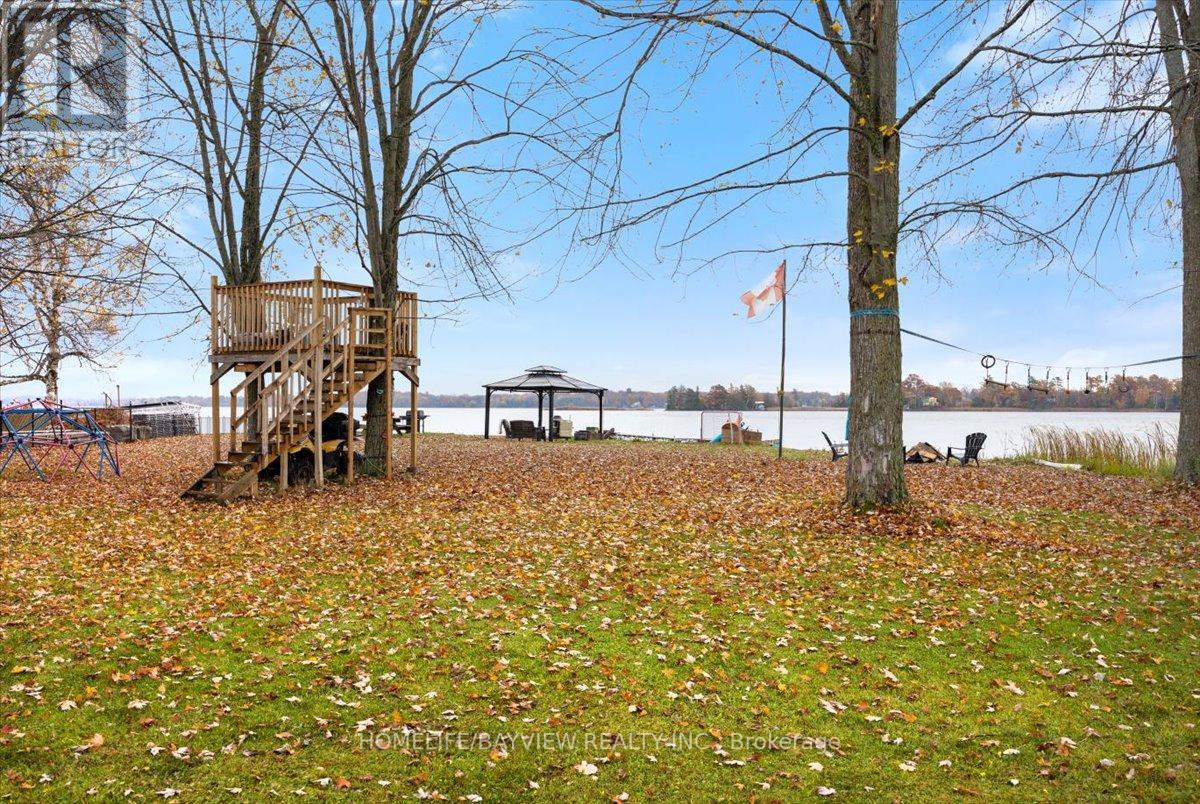206 LAKESHORE DR E