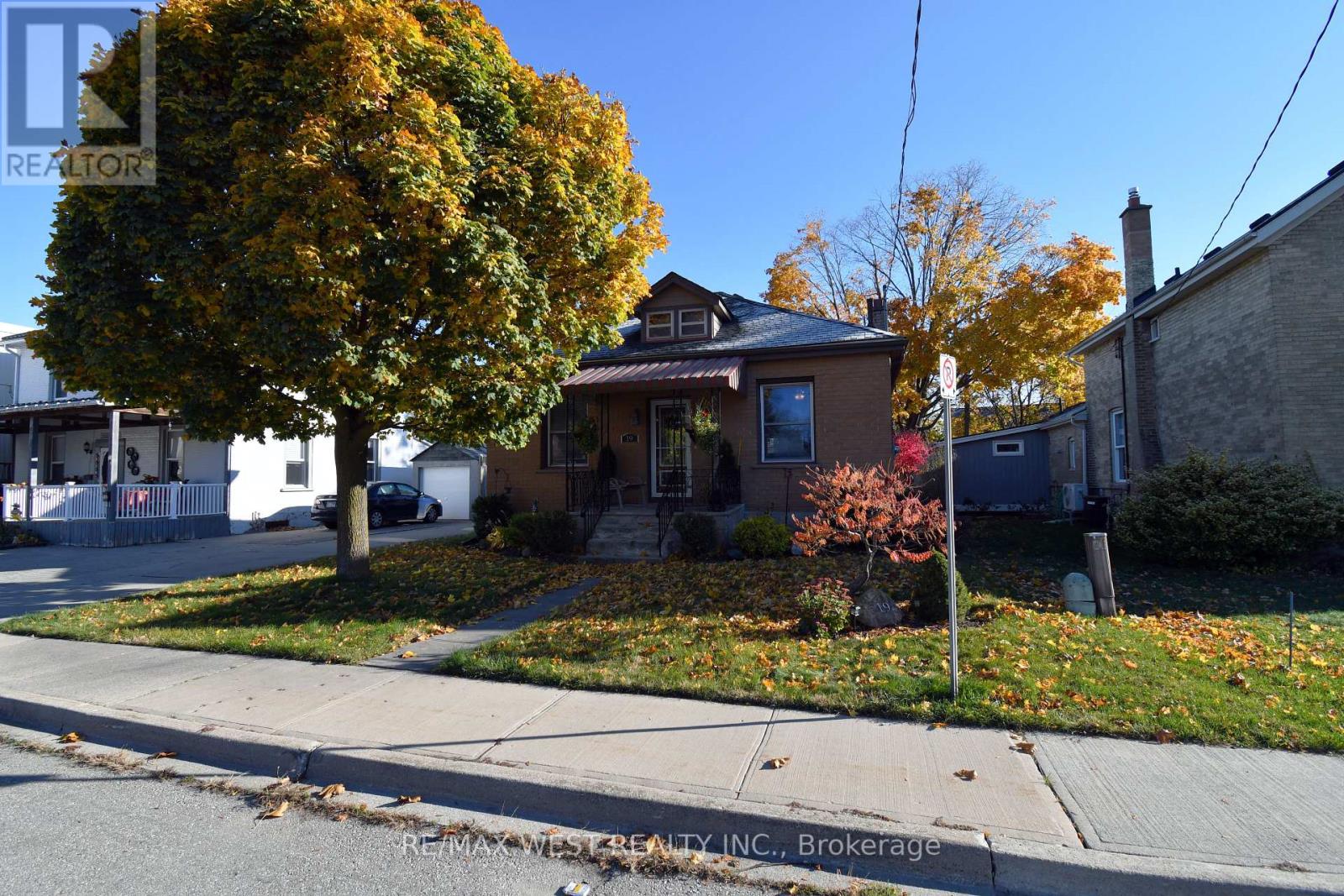 19 YORK PL E