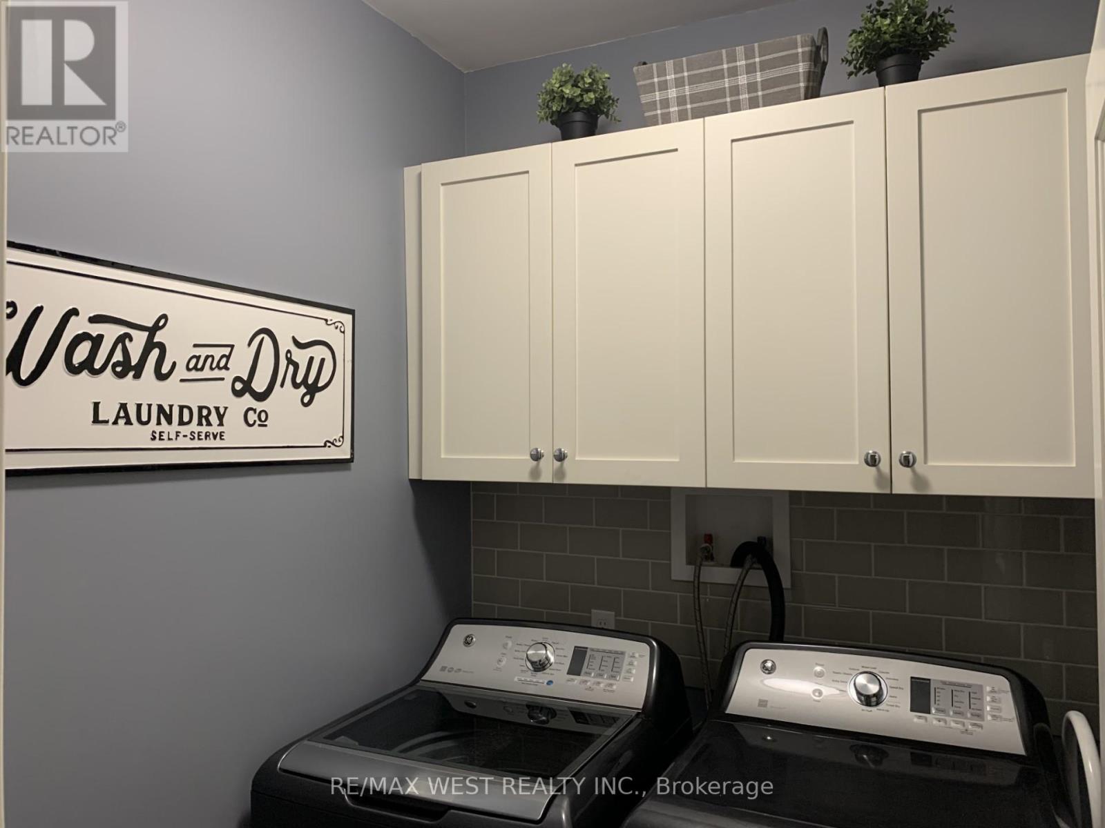19 YORK PL E