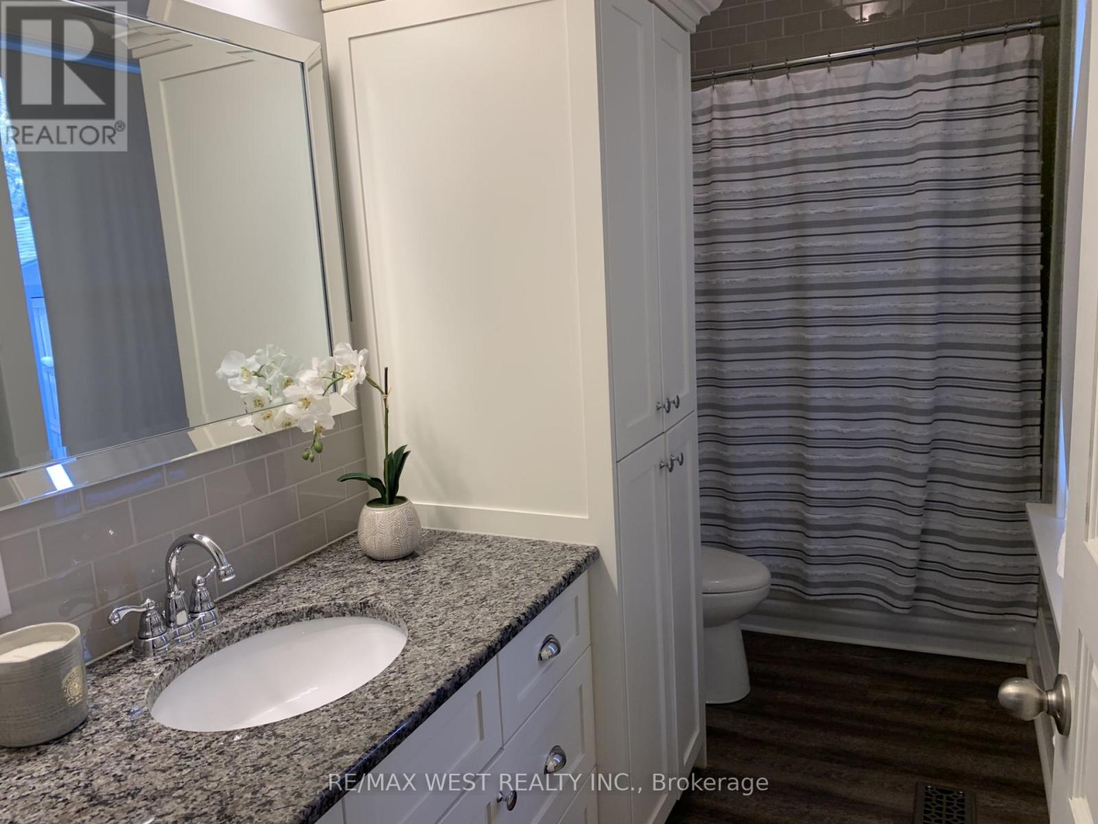 19 YORK PL E