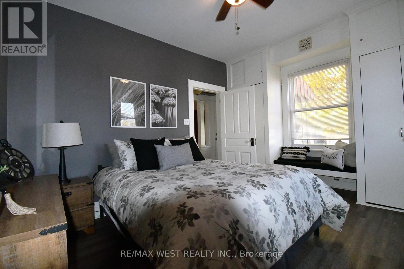 19 YORK PL E