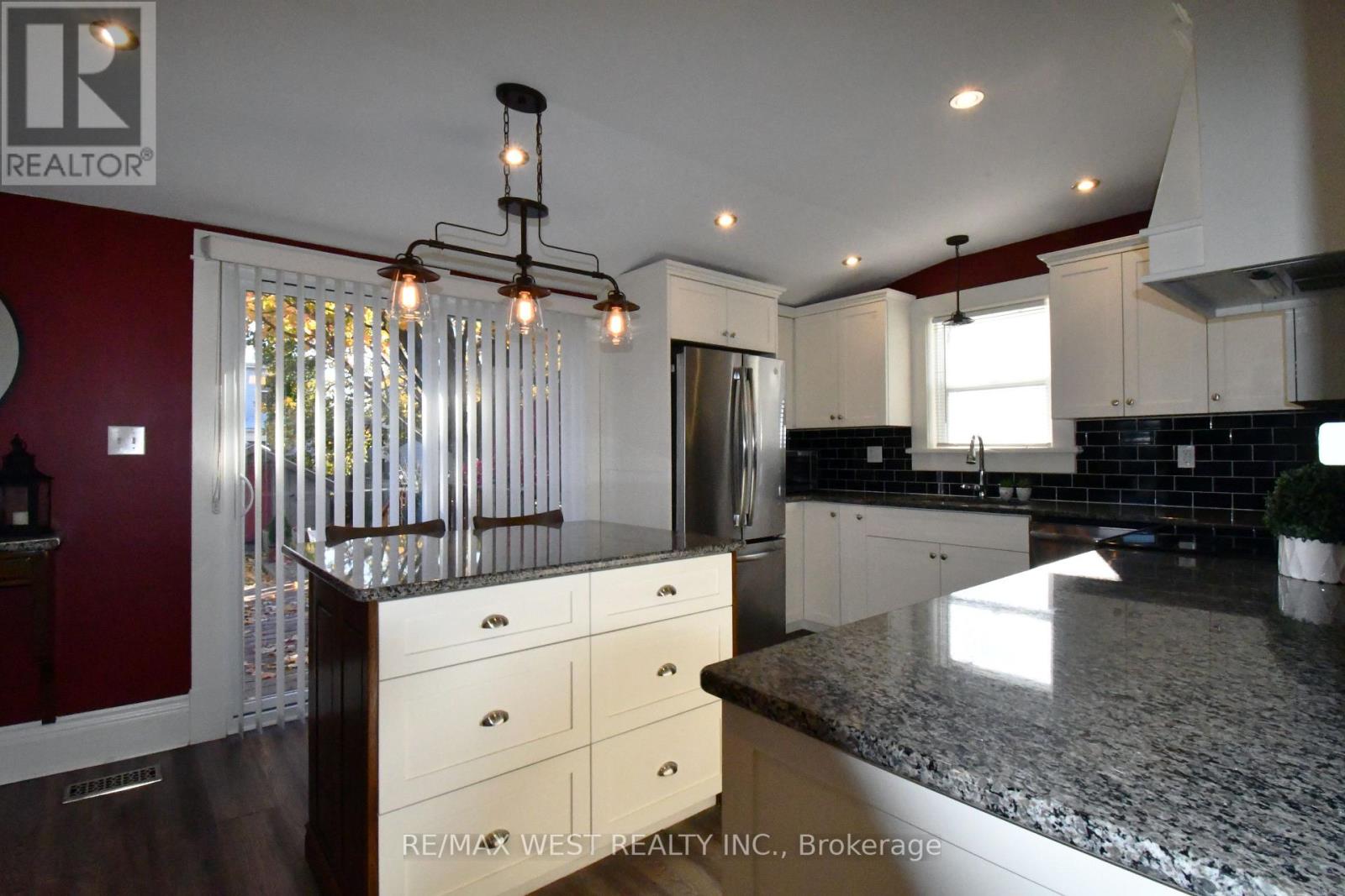 19 YORK PL E