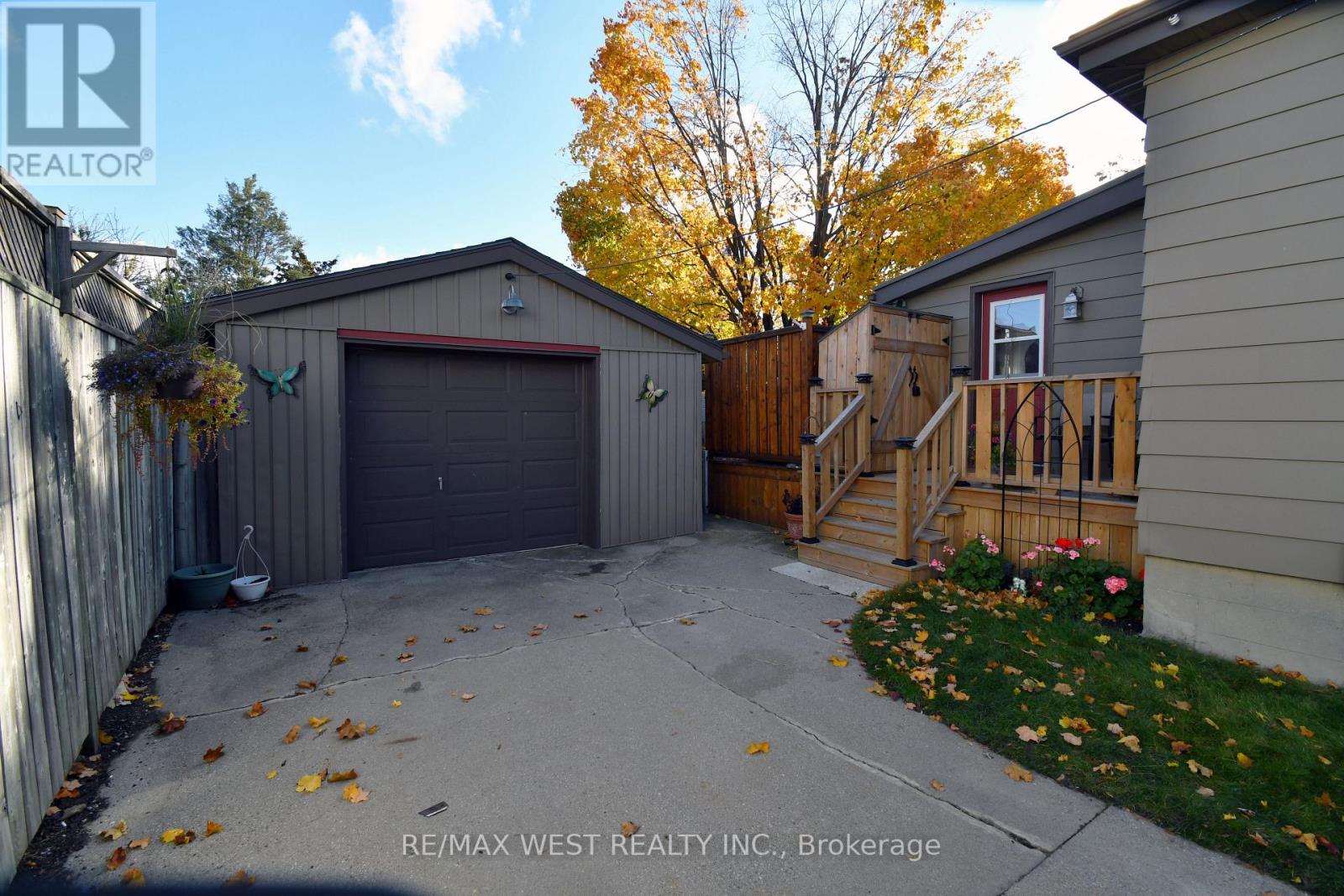 19 YORK PL E