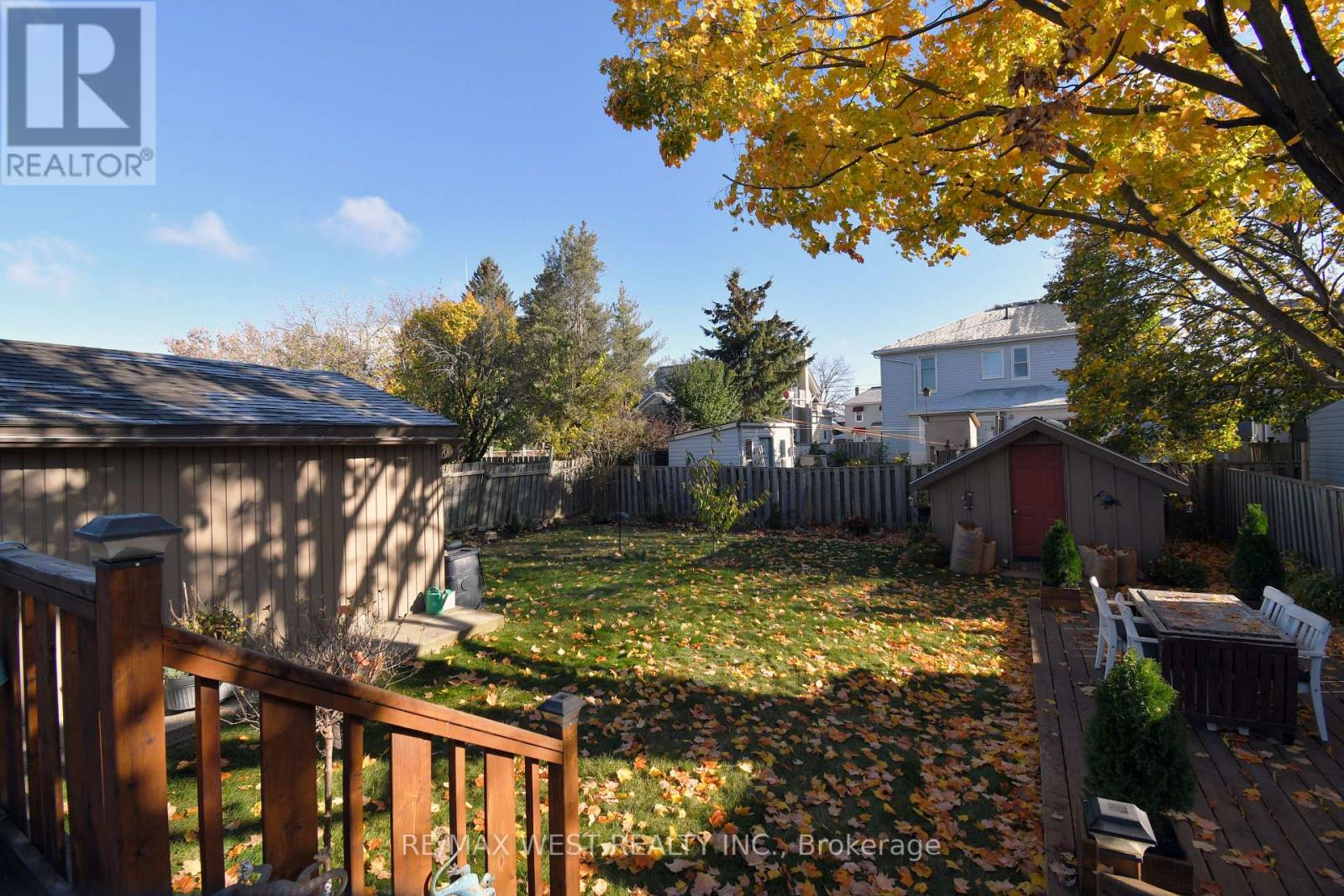 19 YORK PL E