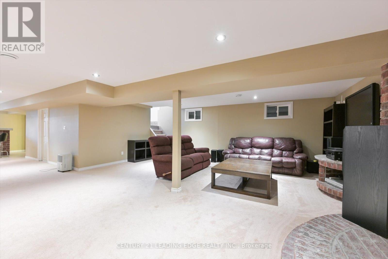 29 JANET DR