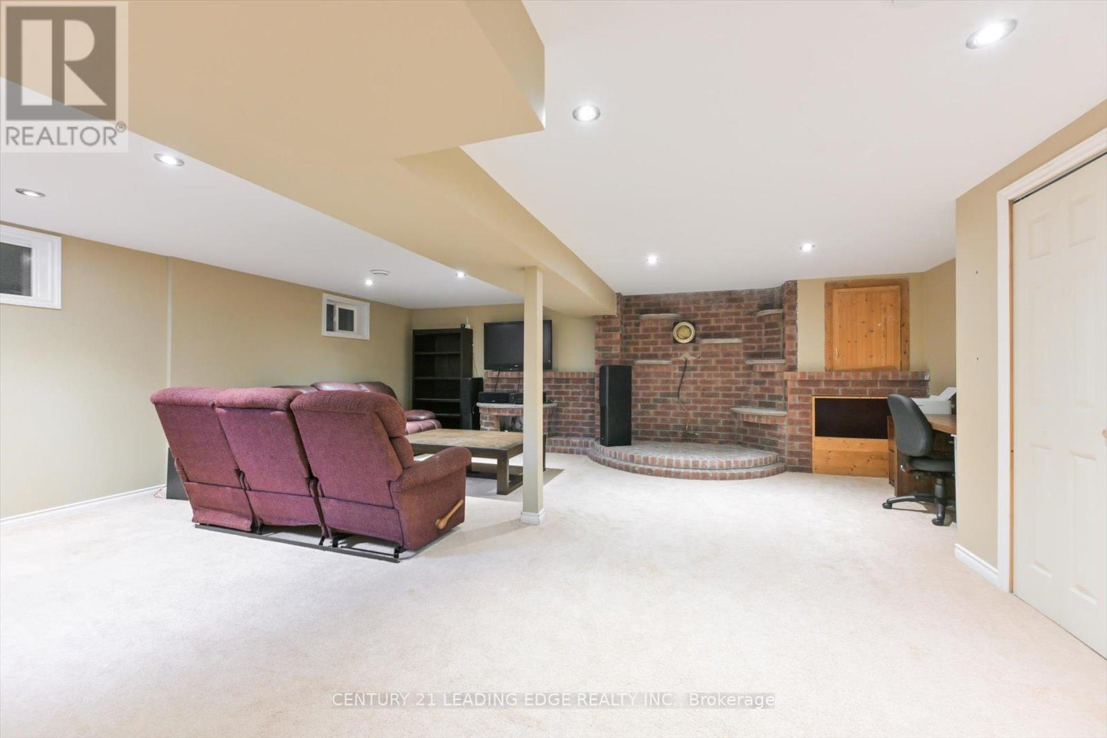 29 JANET DR