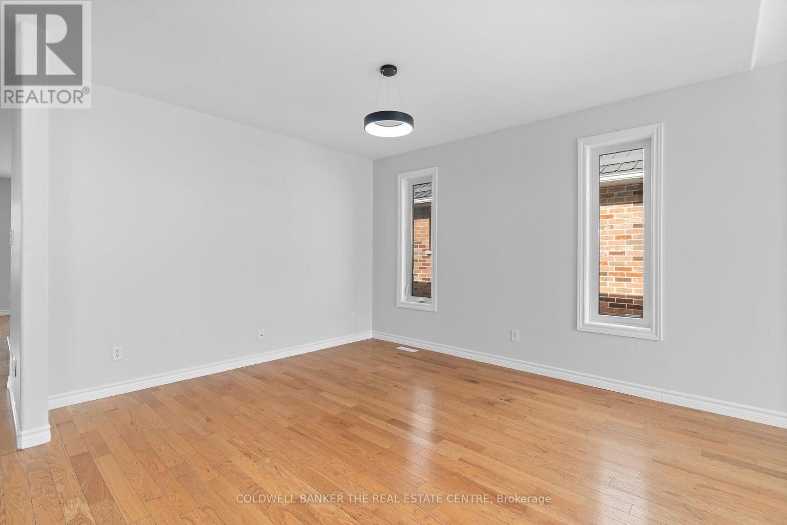 20 ESSEX DR E