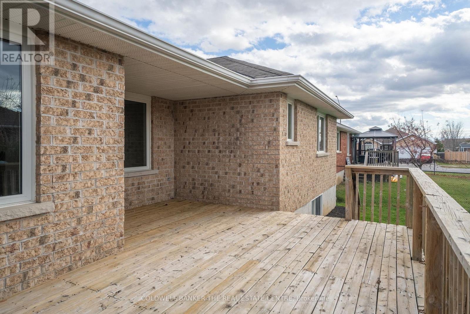 20 ESSEX DR E