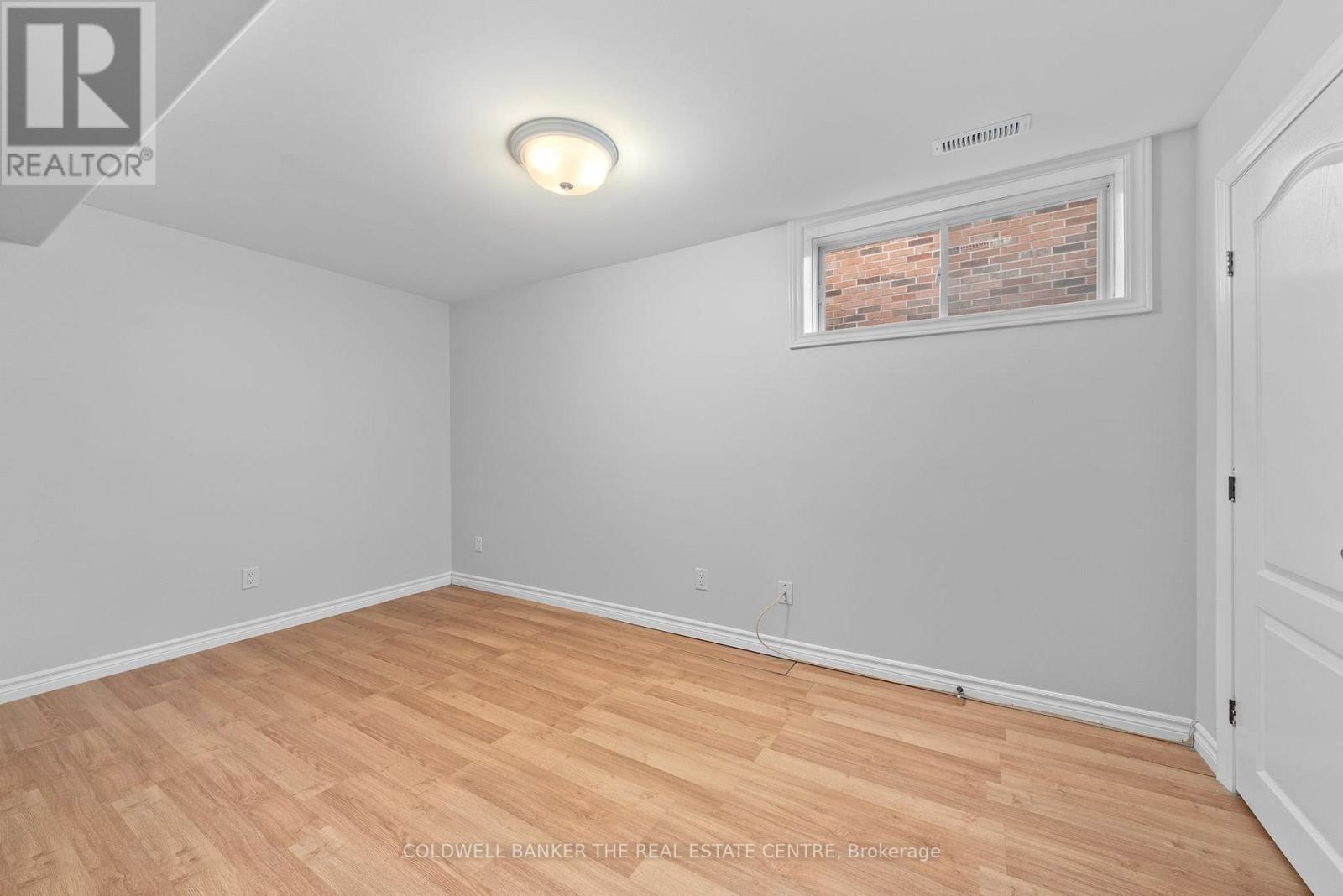 20 ESSEX DR E