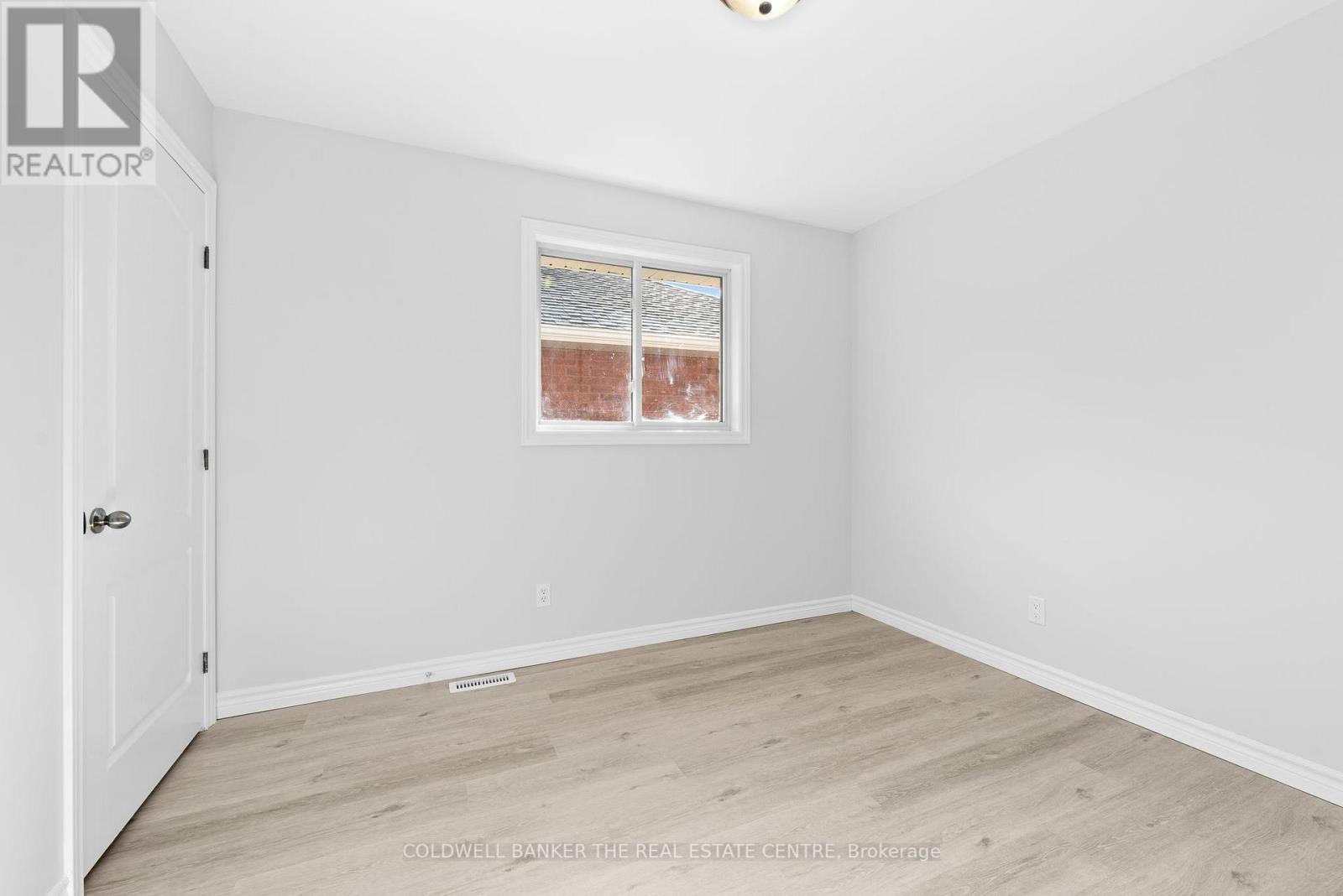20 ESSEX DR E