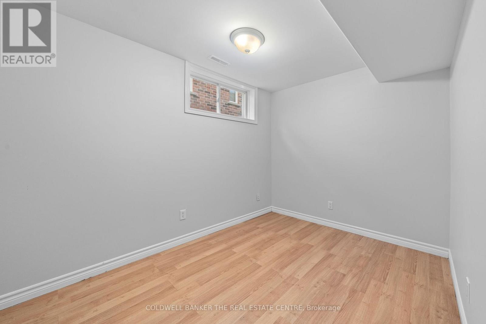 20 ESSEX DR E
