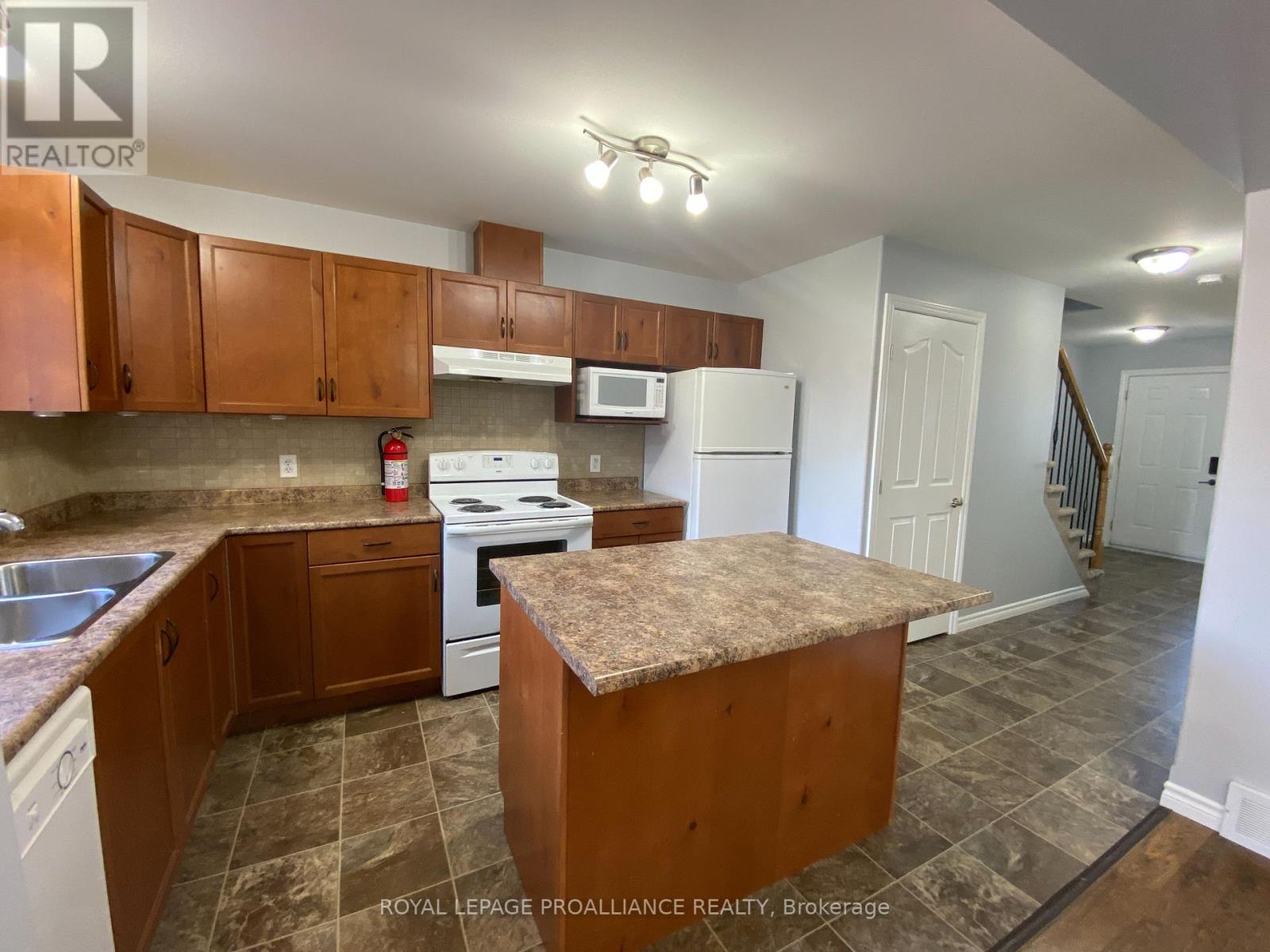 32 KARLEE CRT