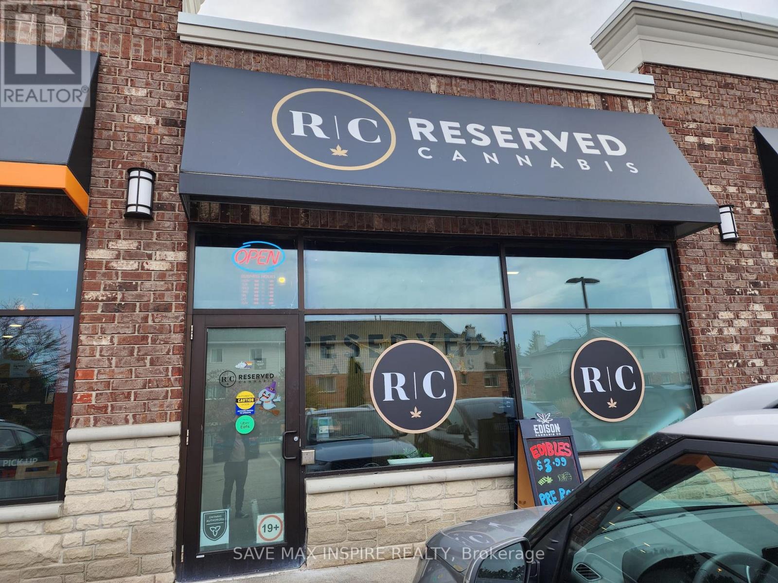 #101 -646 ERB ST W, #101