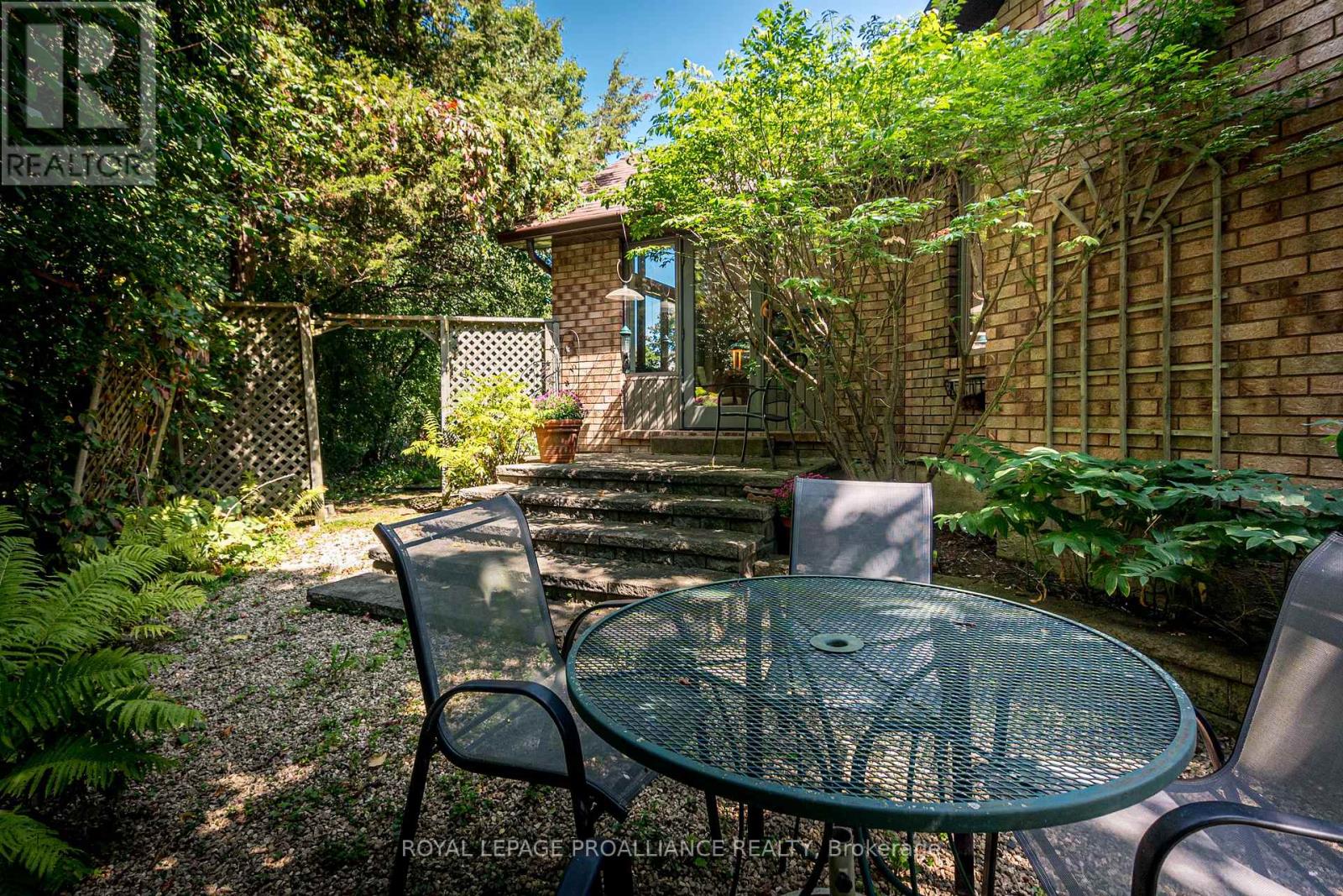 6 GREENSBORO AVE